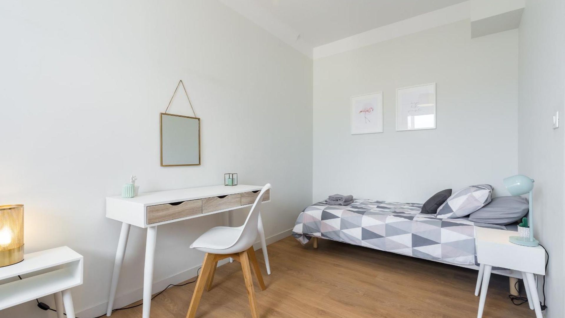 Ultra Large 2 Bdr Near Massena Square *