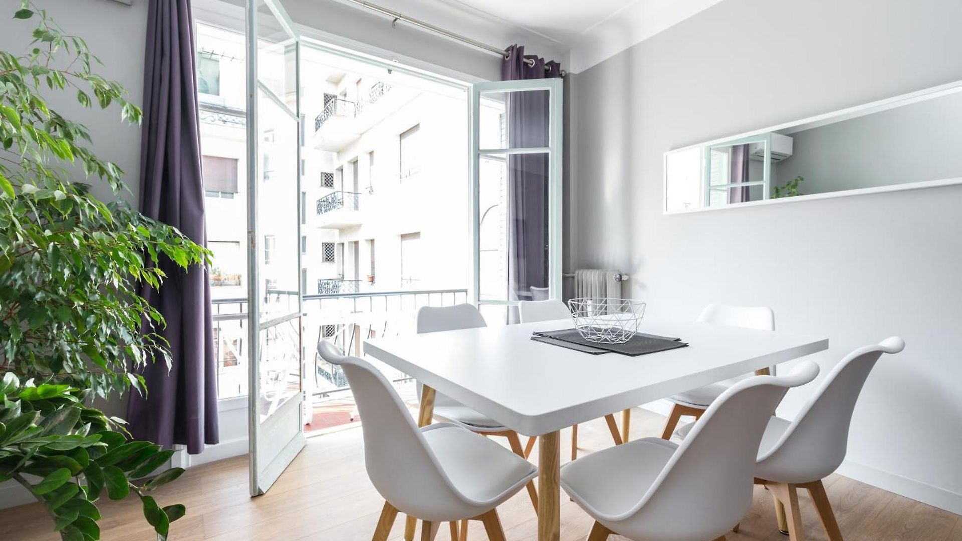Ultra Large 2 Bdr Near Massena Square *