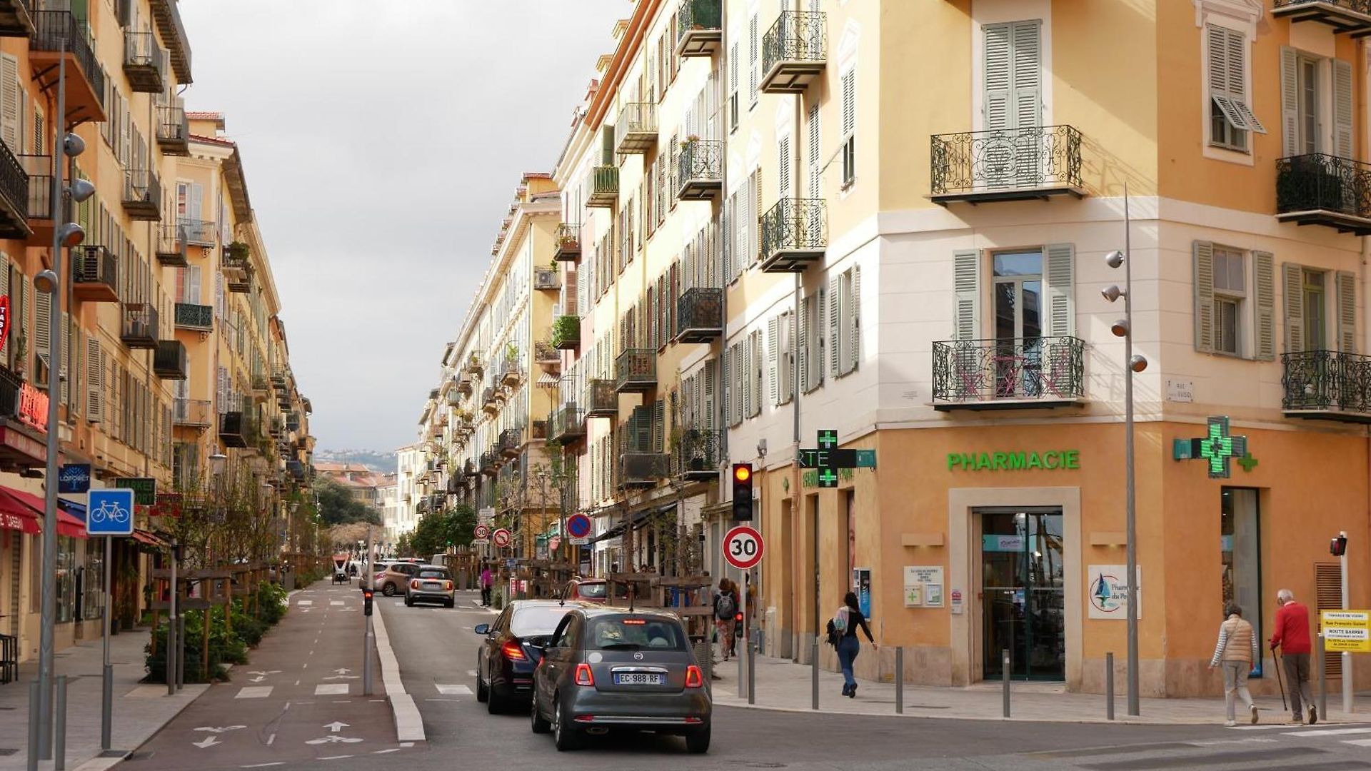 Lovely - Port De * Nice