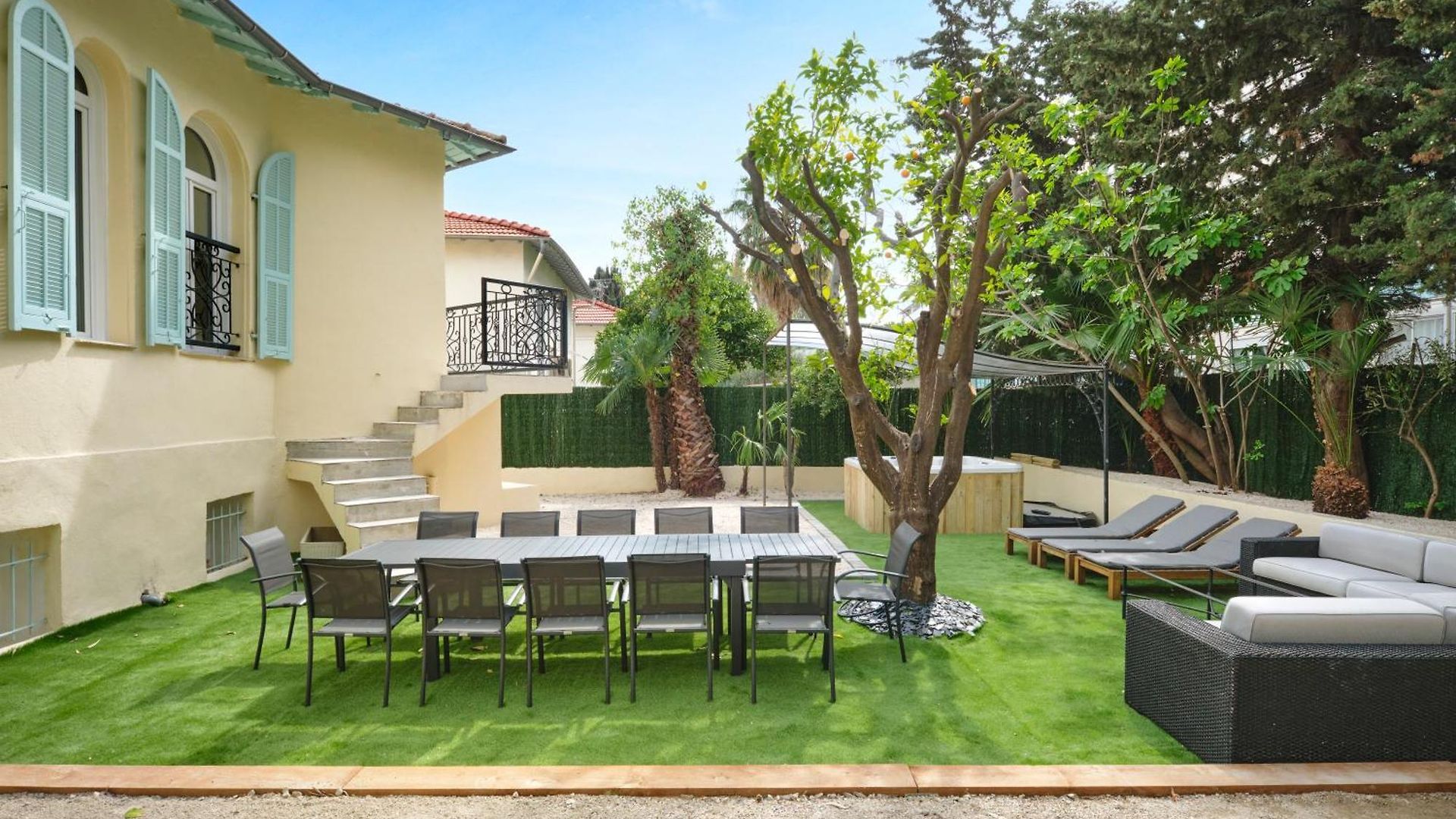 Villa Des Pergolas -6 Bdrs - 5 Bathrs -parking -jardin -jacuzzi -tramstation , 10 Min