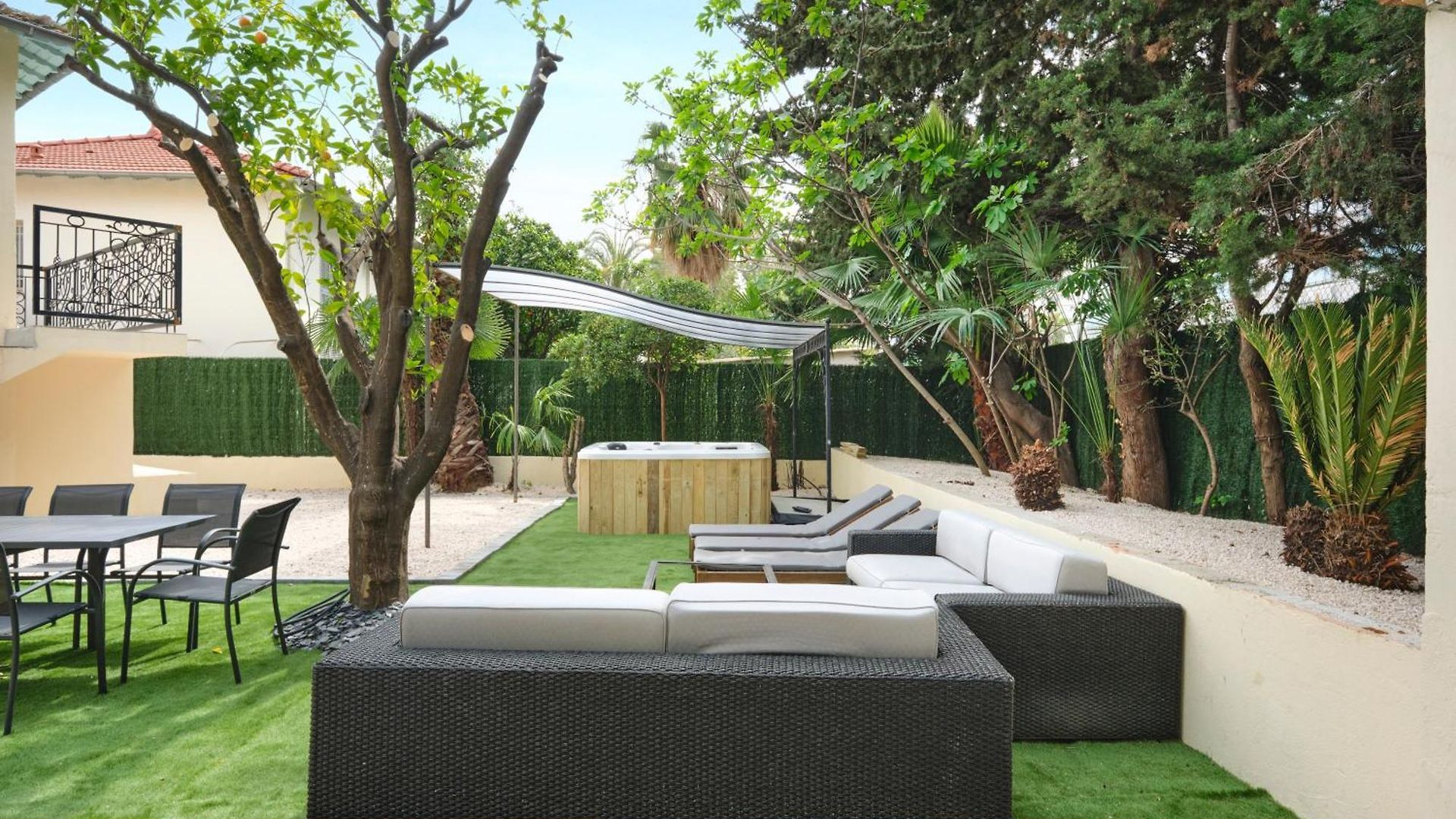Des Pergolas -6 Bdrs - 5 Bathrs -parking -jardin -jacuzzi -tramstation , 10 Min Villa *
