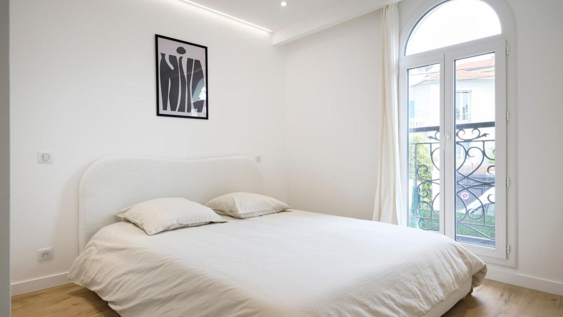 Villa Des Pergolas -6 Bdrs - 5 Bathrs -parking -jardin -jacuzzi -tramstation , 10 Min *