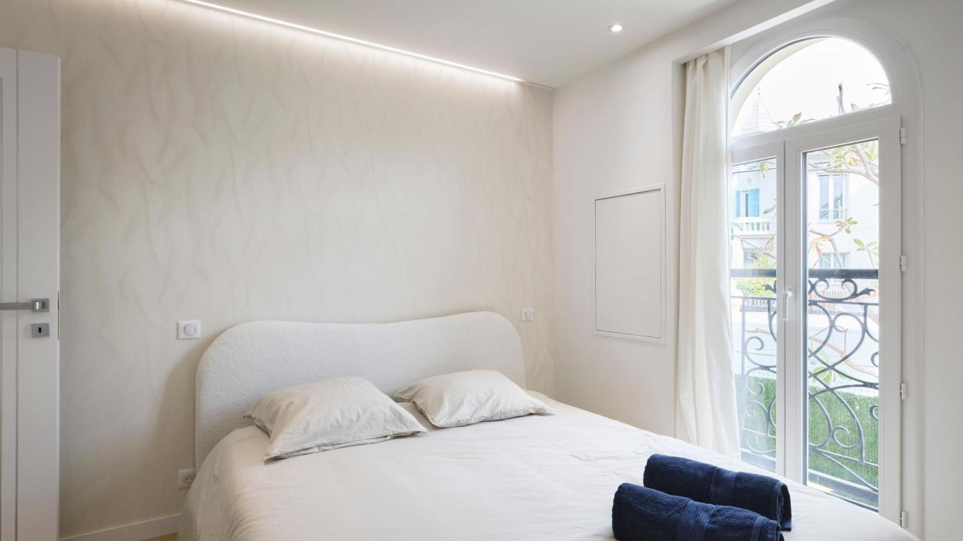 Des Pergolas -6 Bdrs - 5 Bathrs -parking -jardin -jacuzzi -tramstation , 10 Min