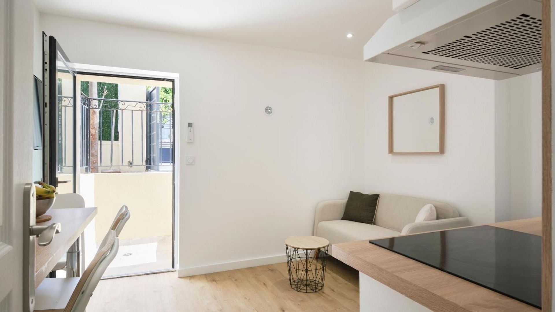 Des Pergolas -6 Bdrs - 5 Bathrs -parking -jardin -jacuzzi -tramstation , 10 Min