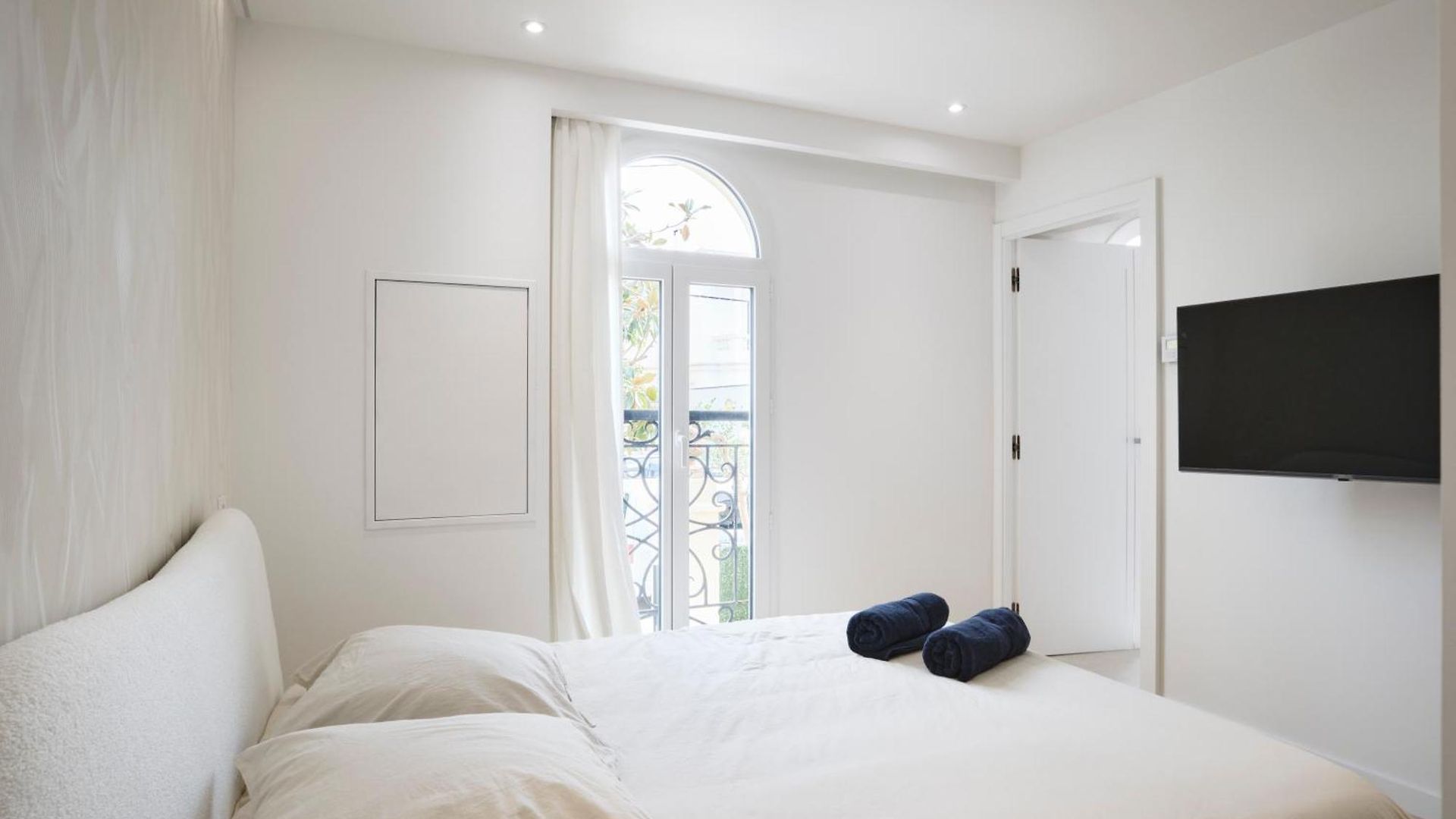 Des Pergolas -6 Bdrs - 5 Bathrs -parking -jardin -jacuzzi -tramstation , 10 Min Villa *