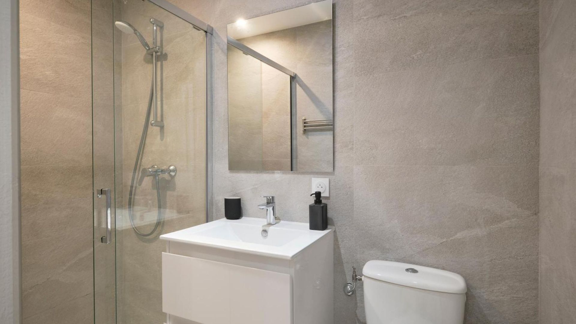 Villa Des Pergolas -6 Bdrs - 5 Bathrs -parking -jardin -jacuzzi -tramstation , 10 Min Nice