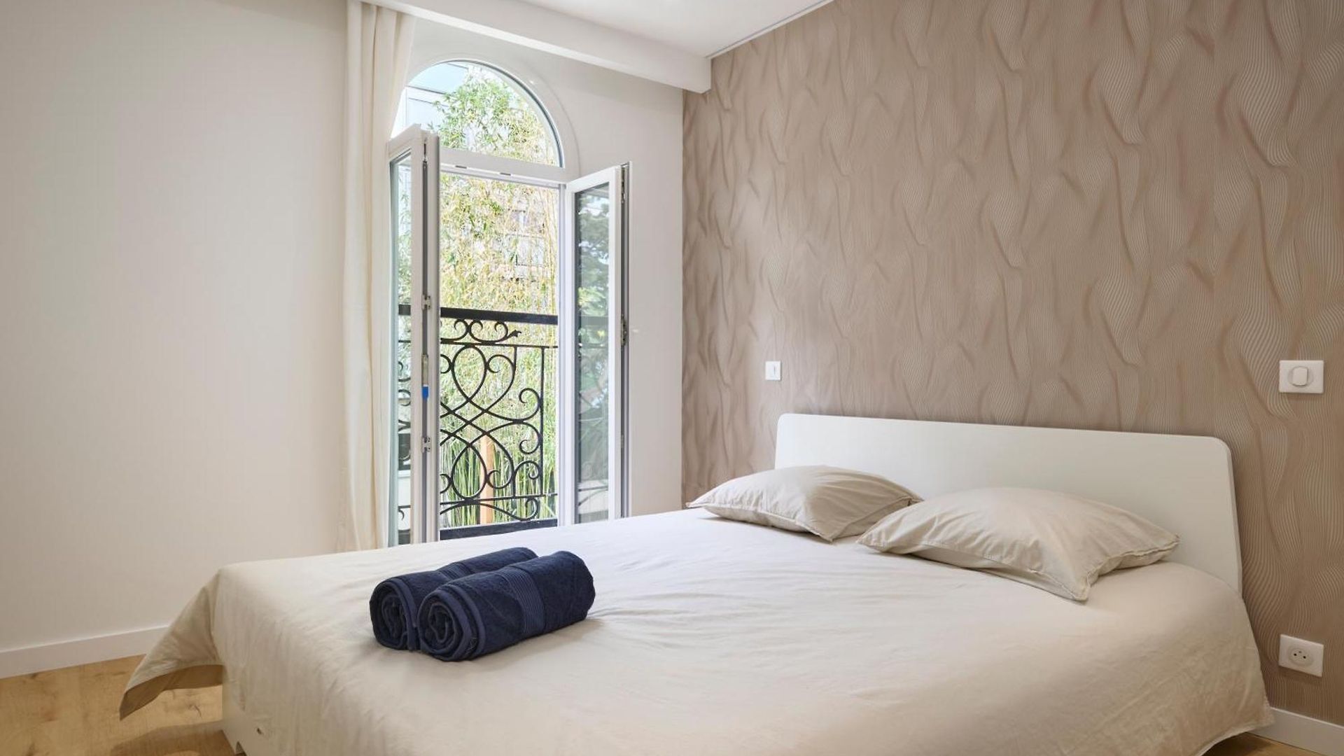 Villa Des Pergolas -6 Bdrs - 5 Bathrs -parking -jardin -jacuzzi -tramstation , 10 Min *