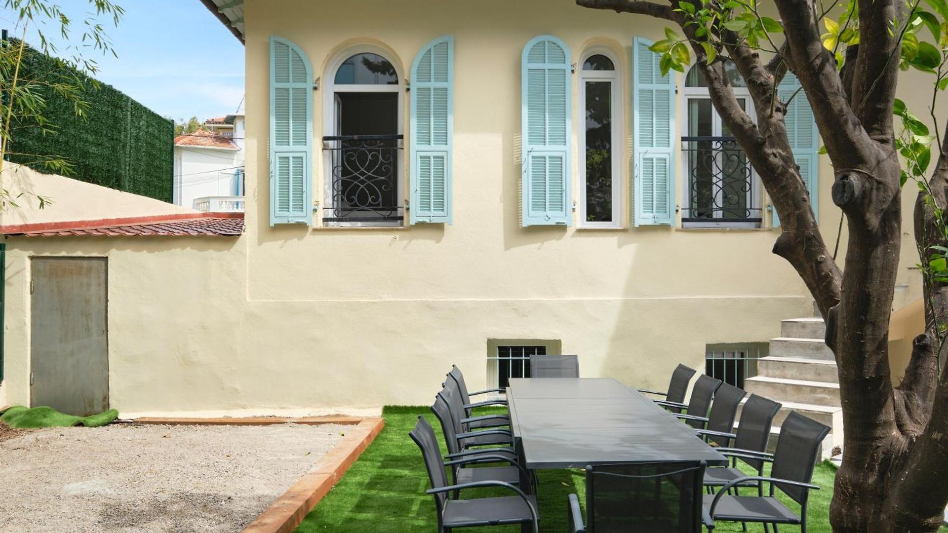 Des Pergolas -6 Bdrs - 5 Bathrs -parking -jardin -jacuzzi -tramstation , 10 Min Nice
