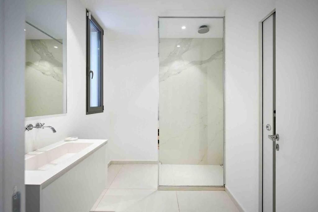 Splendid With Overflowing Swimming Pool Villa