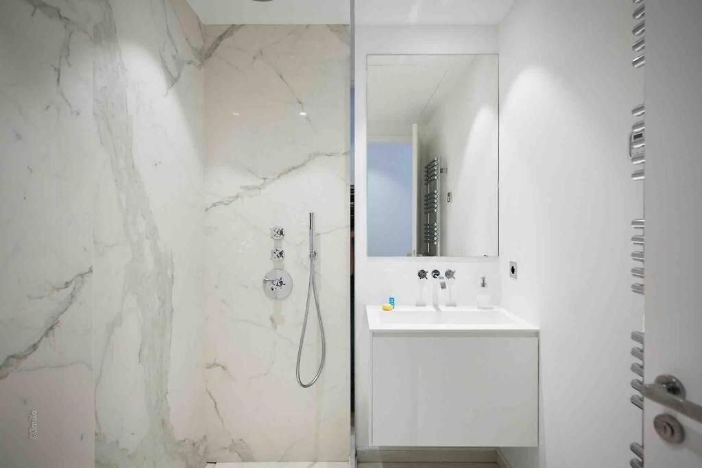 Splendid With Overflowing Swimming Pool