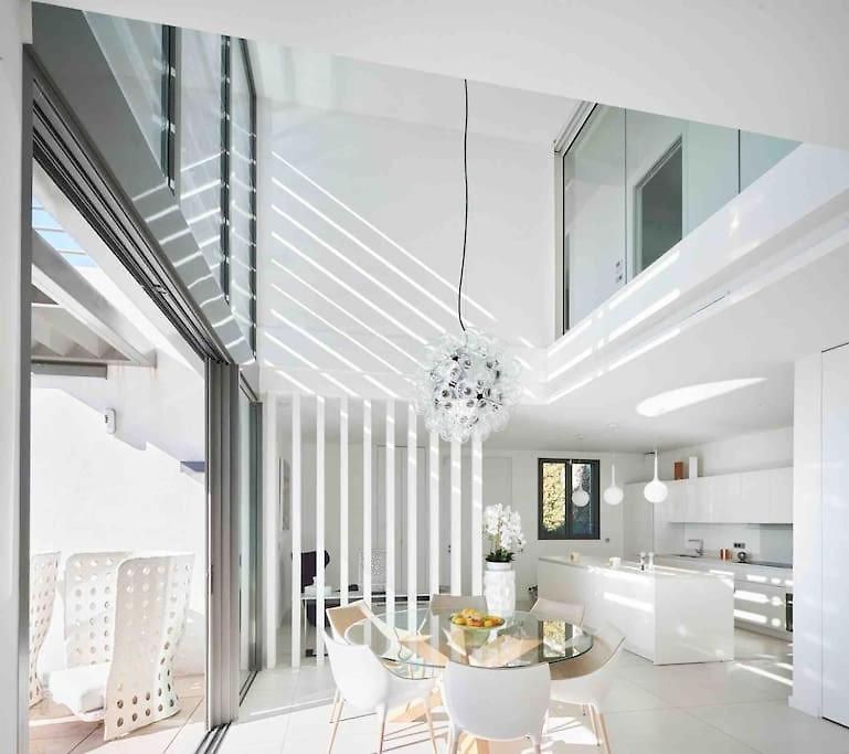 Splendid With Overflowing Swimming Pool * Nice