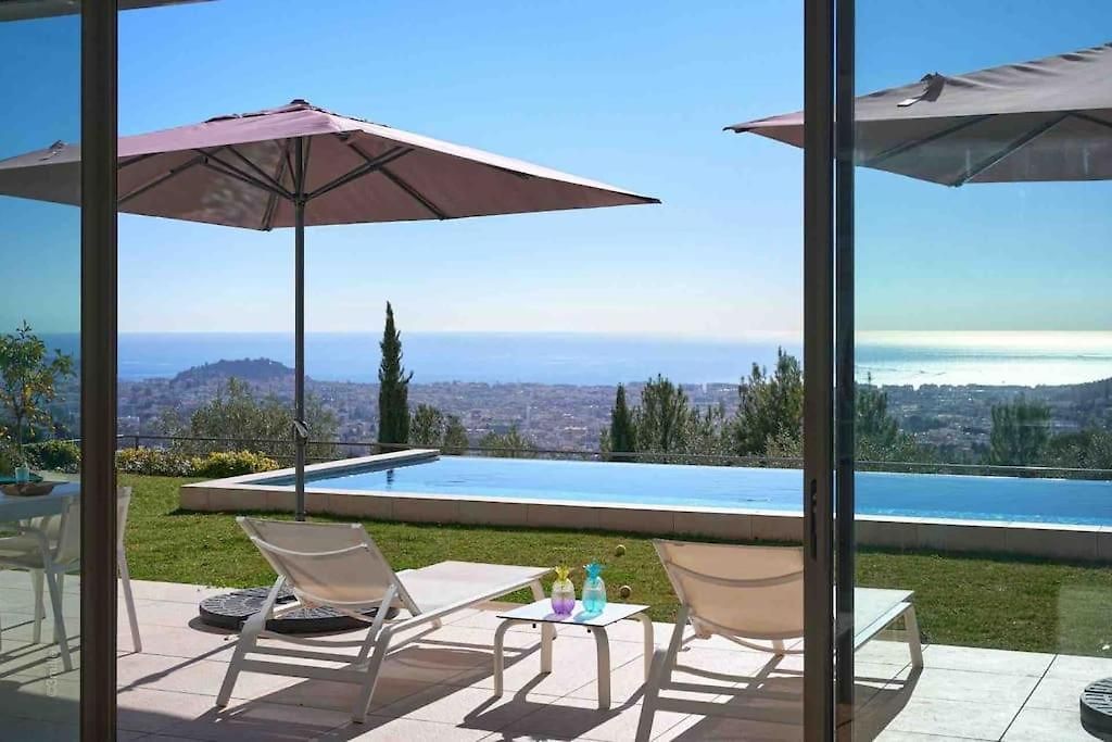 Villa Splendid With Overflowing Swimming Pool *