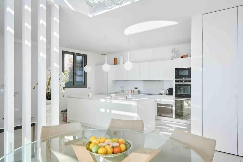 Splendid With Overflowing Swimming Pool * Nice