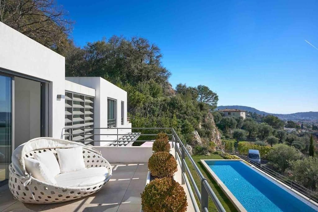 Splendid With Overflowing Swimming Pool Villa Nice