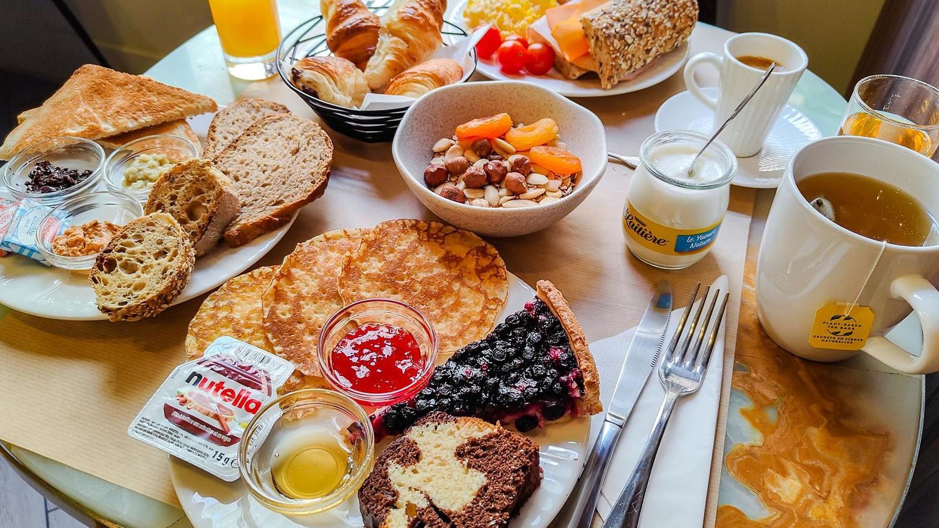 Hotel De France, Un Ammi