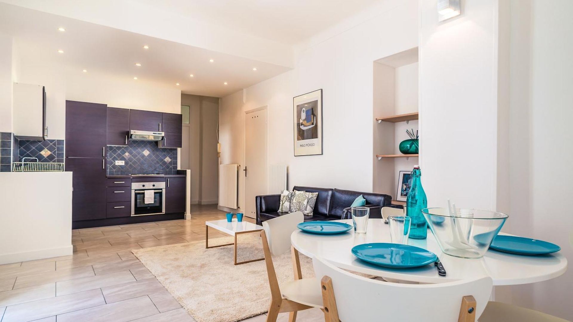 Modern 2-bedroom Center