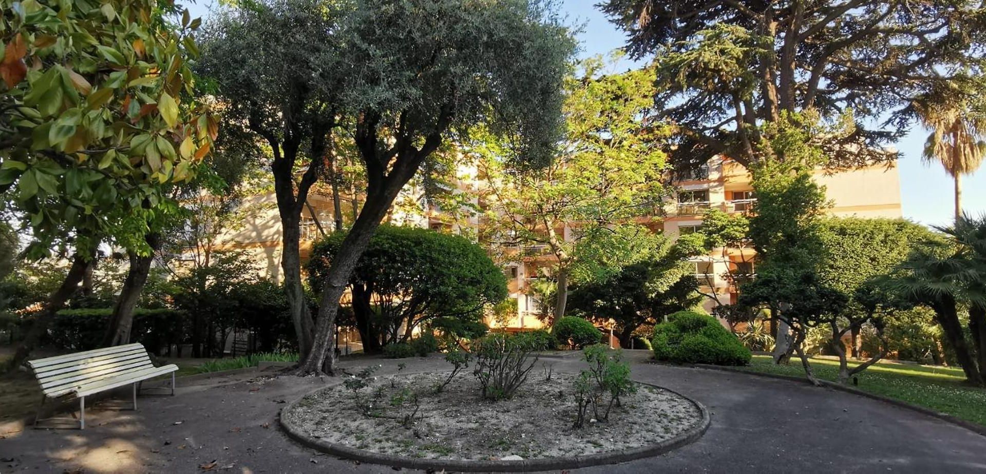 Appartement 2 Pièces Au Calme Avec Terrasse Et Climatisation *