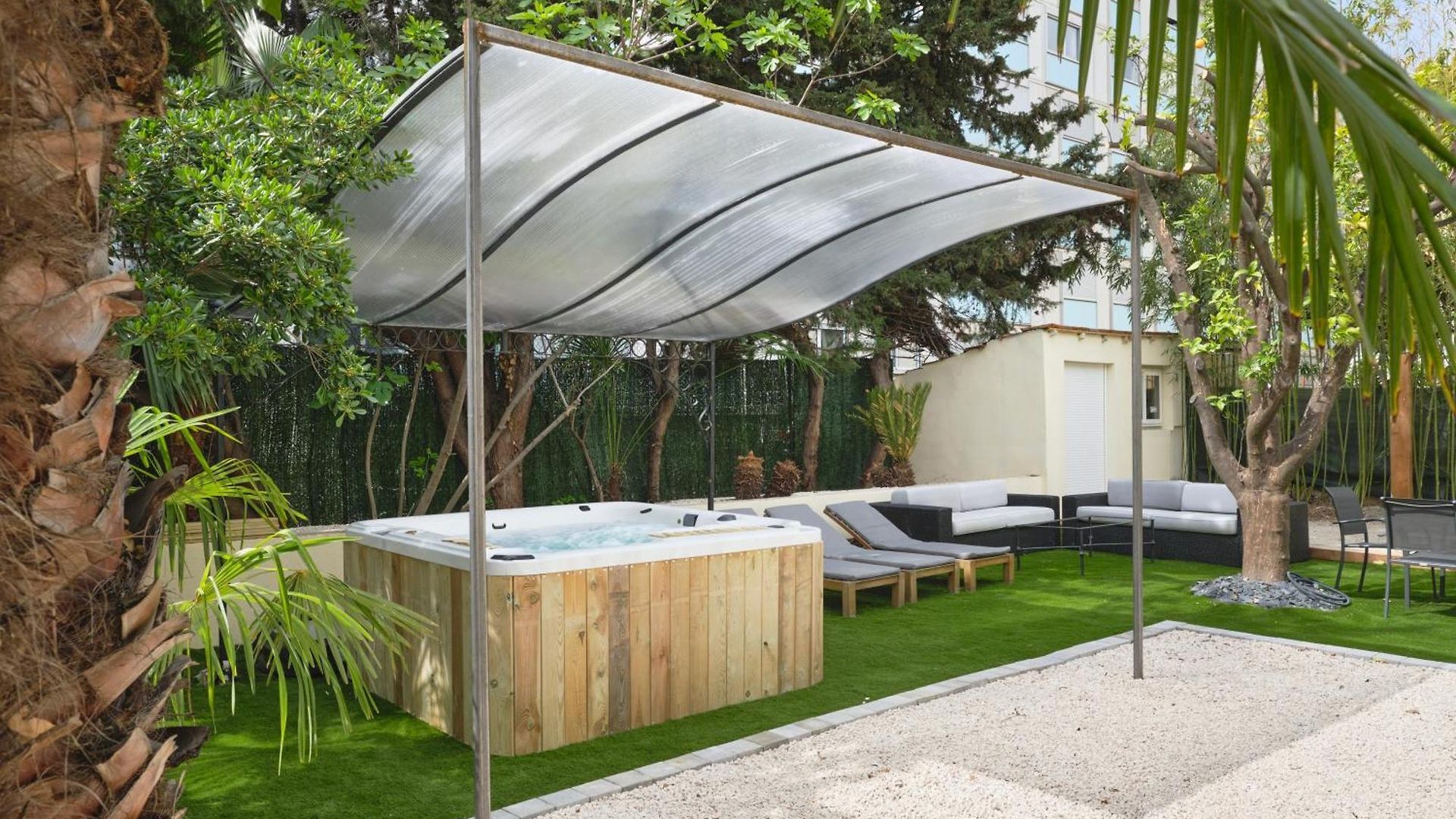 Des Pergolas -6 Bdrs - 5 Bathrs -parking -jardin -jacuzzi -tramstation , 10 Min Nice