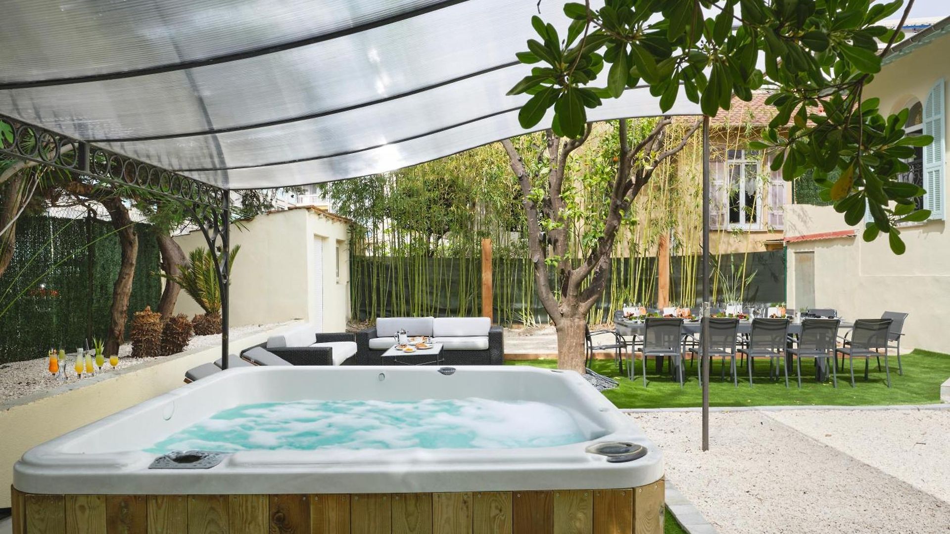 Des Pergolas -6 Bdrs - 5 Bathrs -parking -jardin -jacuzzi -tramstation , 10 Min