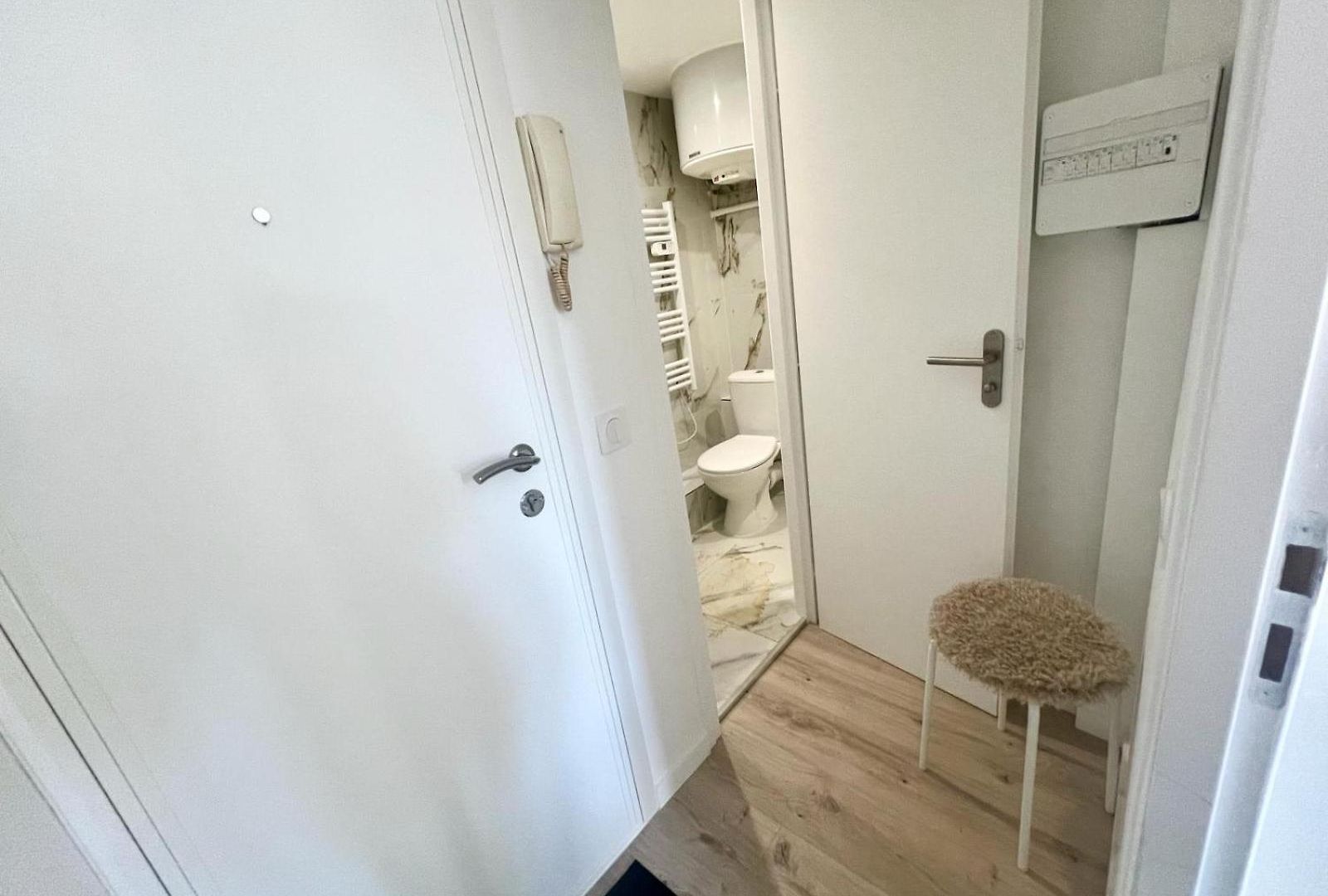 Moderne Renove Avec Balcon Apartment