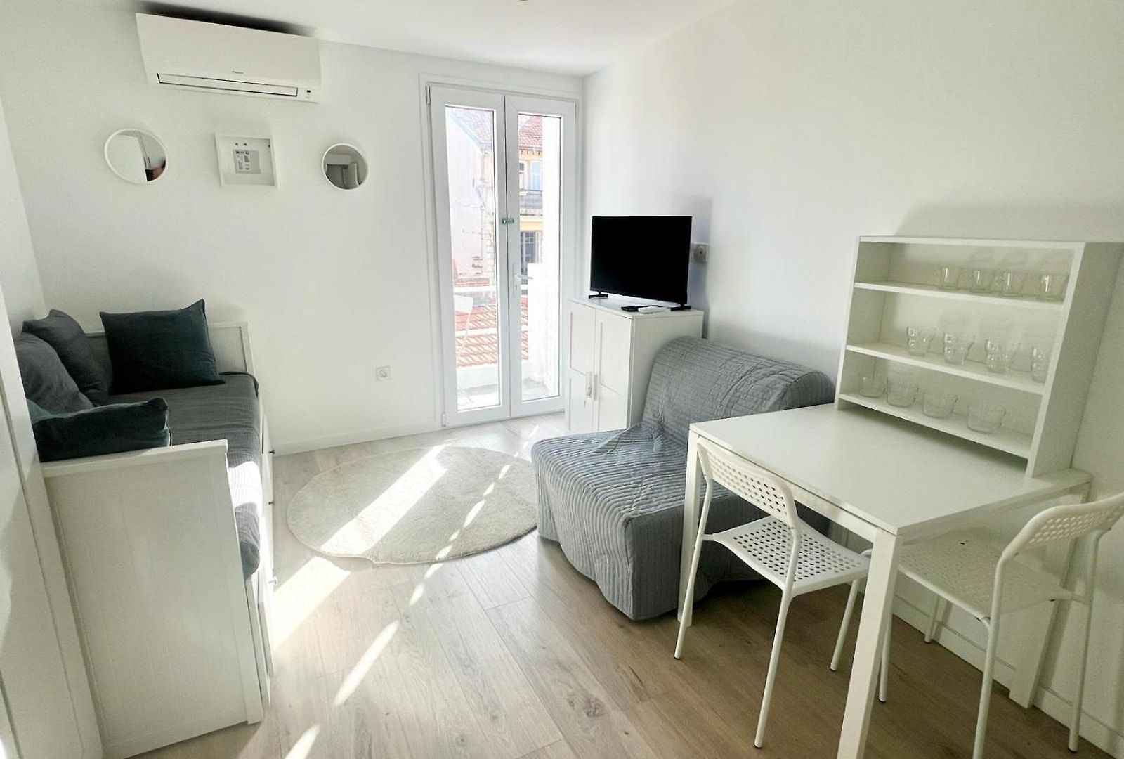 Moderne Renove Avec Balcon Apartment