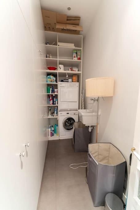 Superbe Avec Jardin Piscine, Garage Apartment *