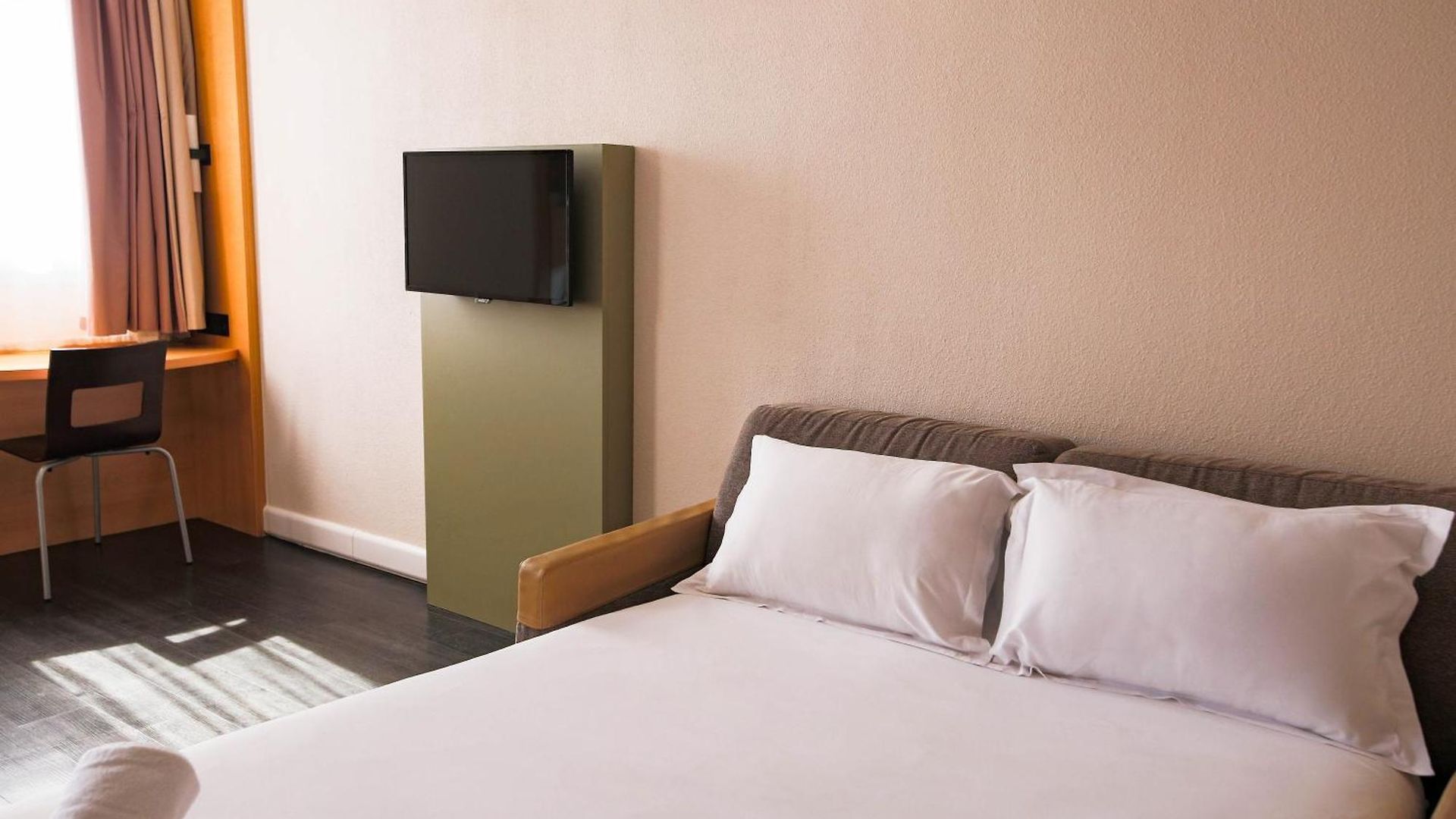 Easyhotel Old Town 2*