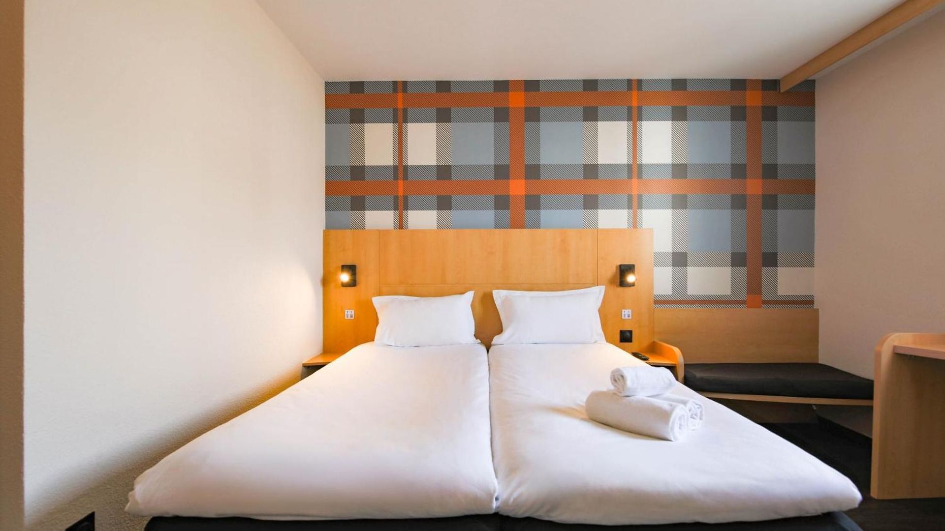 Easyhotel Old Town Hotel 2*