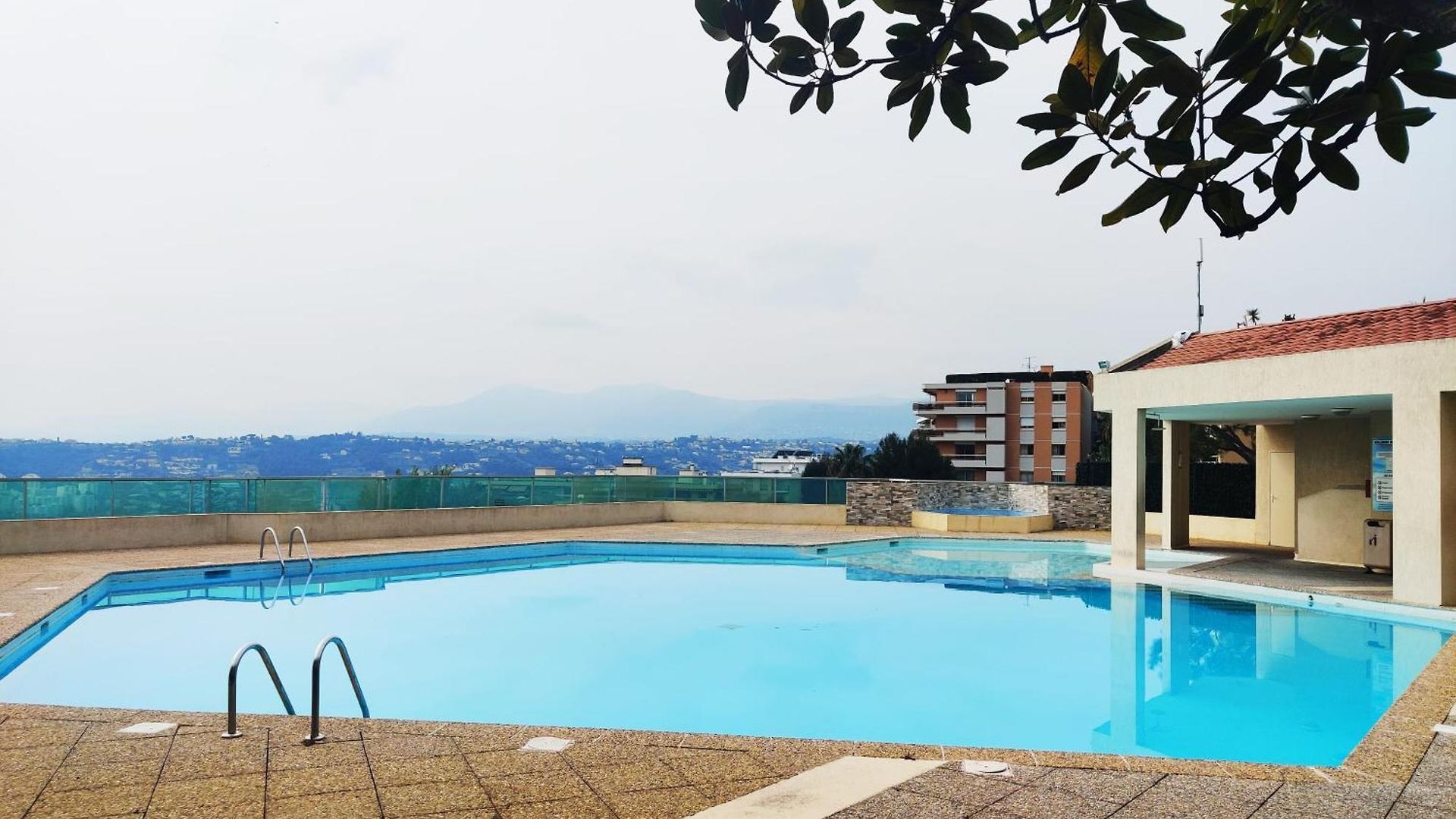 Apartment 2 Bedroom Flat With Terrasse & Car-park Ouest