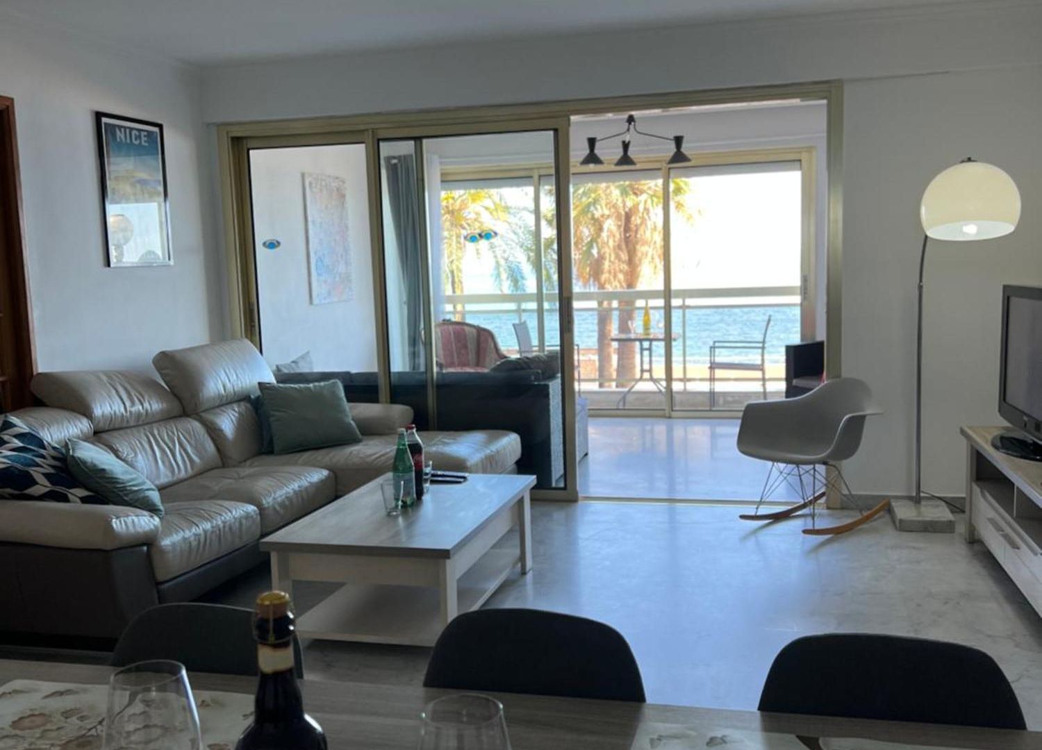 Beachfront And Sea View Entire 2 Crossing With Parking 4 Beds Two Double Bed And 2 Single Bed With 2 Sea View Balconies In Promenade Des Anglais Street 2 Bathroom 3 Wc With 40 Meters From The Beach With Perfect Air Conditioner Cooler *