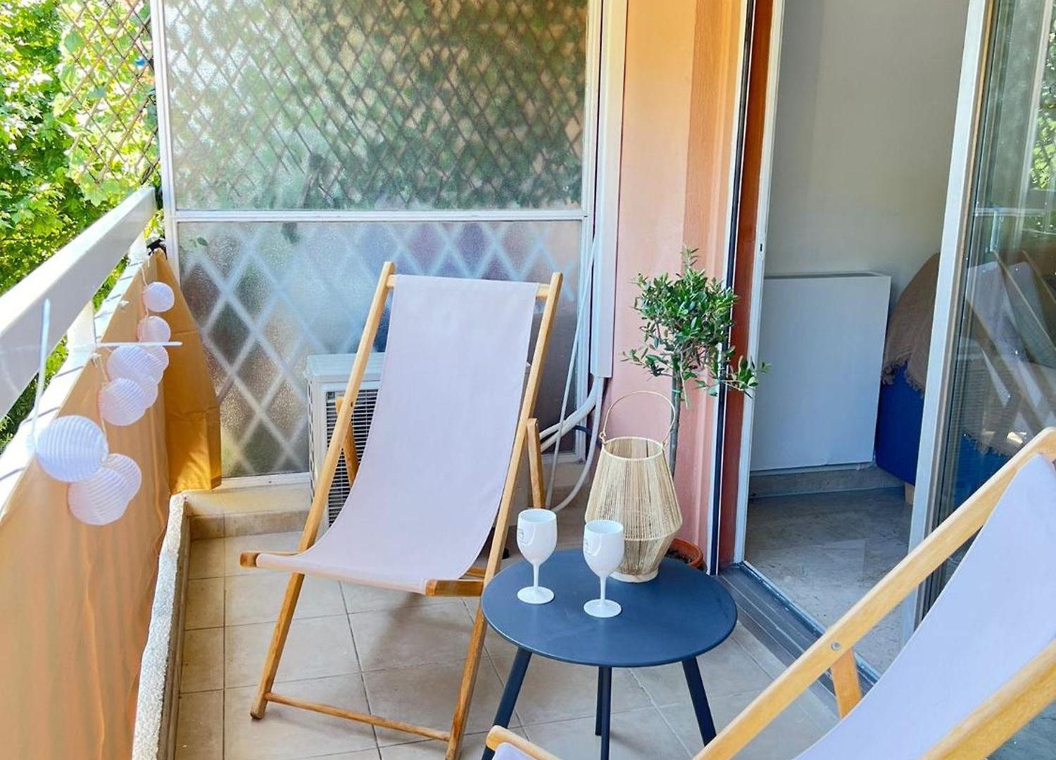 2p Rénové Avec Terrasse Au Port De Nice