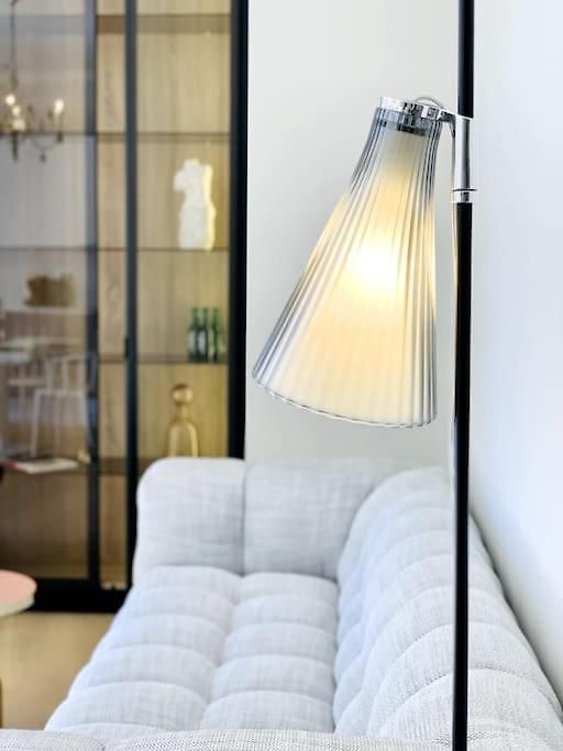 Luxuriously Furnished Bright Newly Renovated Oasis *