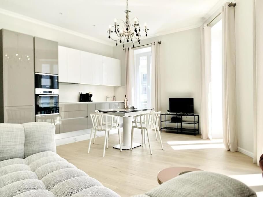 Luxuriously Furnished Bright Newly Renovated Oasis Apartment Nice
