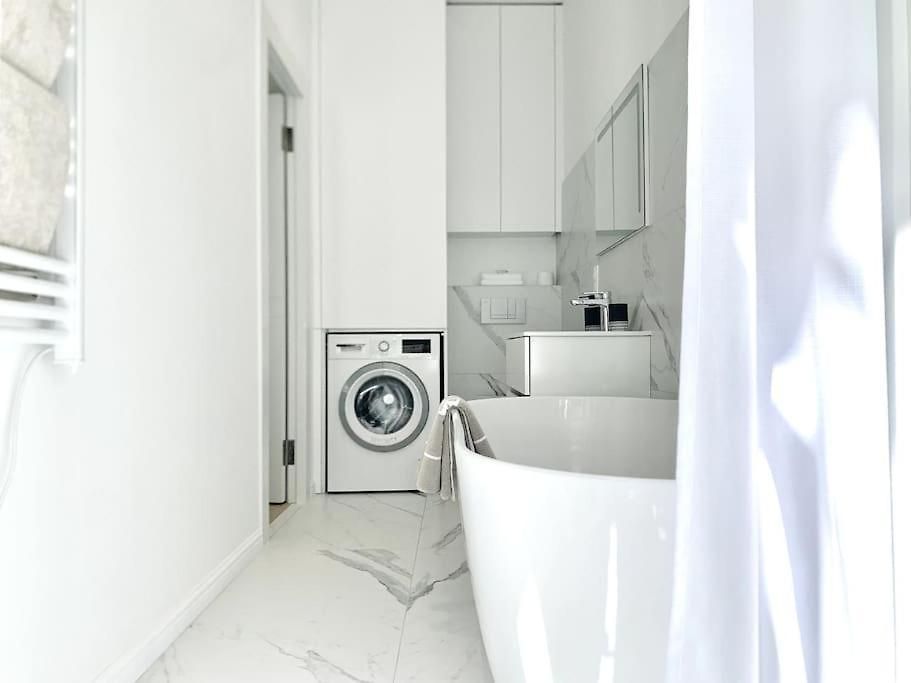 Apartment Luxuriously Furnished Bright Newly Renovated Oasis