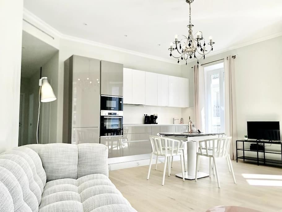 Luxuriously Furnished Bright Newly Renovated Oasis *