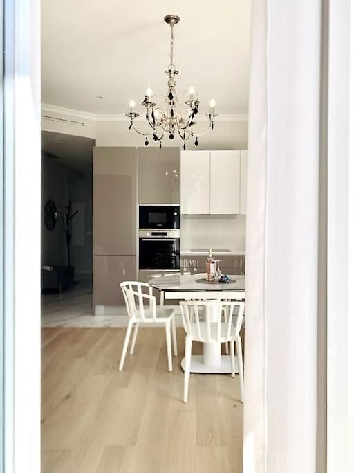 Luxuriously Furnished Bright Newly Renovated Oasis Apartment