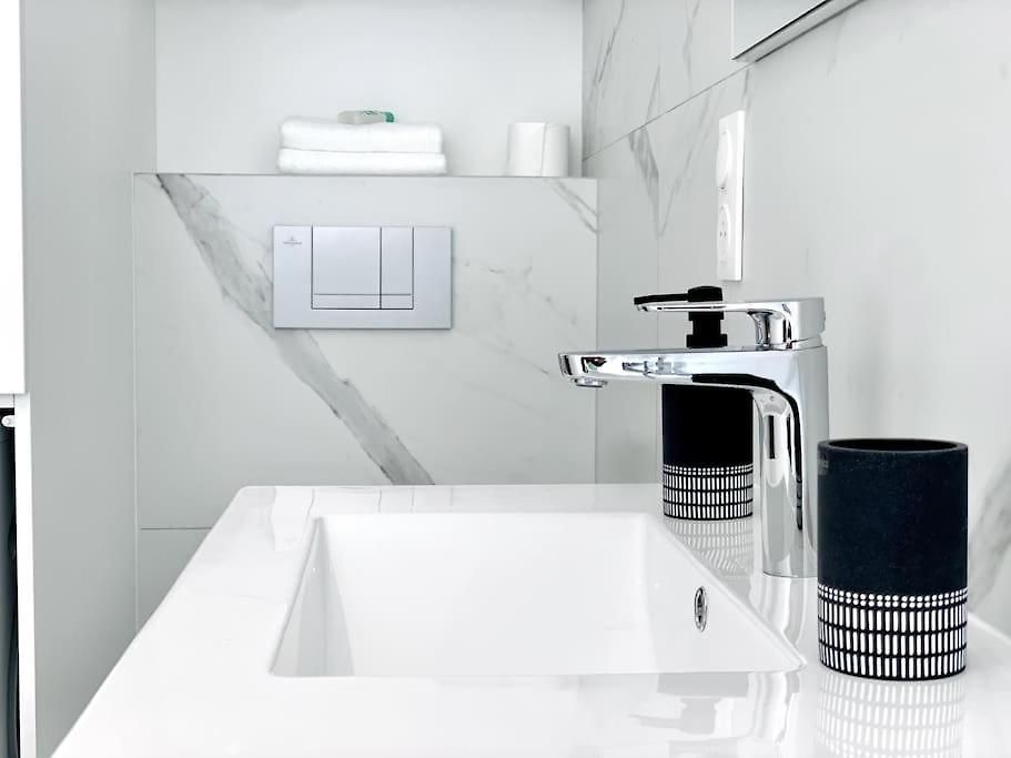Luxuriously Furnished Bright Newly Renovated Oasis