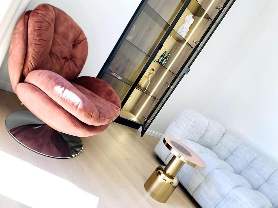 Luxuriously Furnished Bright Newly Renovated Oasis Apartment