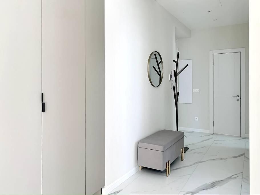 Luxuriously Furnished Bright Newly Renovated Oasis Apartment *