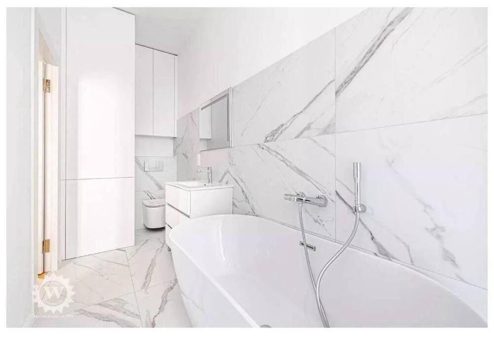 Apartment Luxuriously Furnished Bright Newly Renovated Oasis *