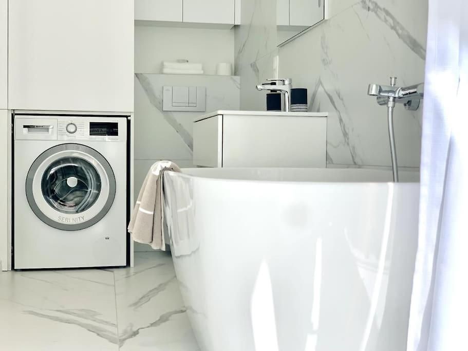 Luxuriously Furnished Bright Newly Renovated Oasis Apartment