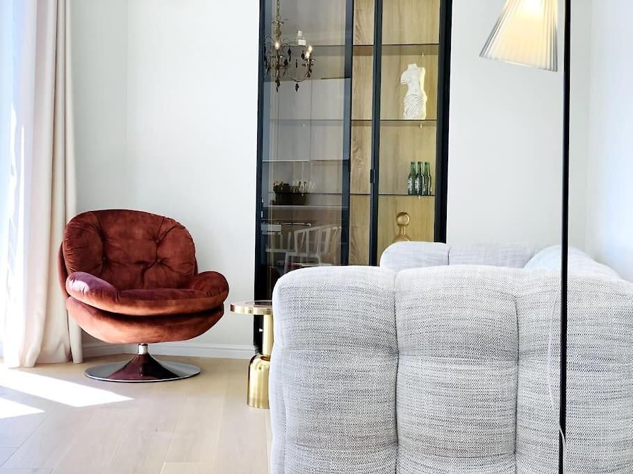 Luxuriously Furnished Bright Newly Renovated Oasis Apartment *