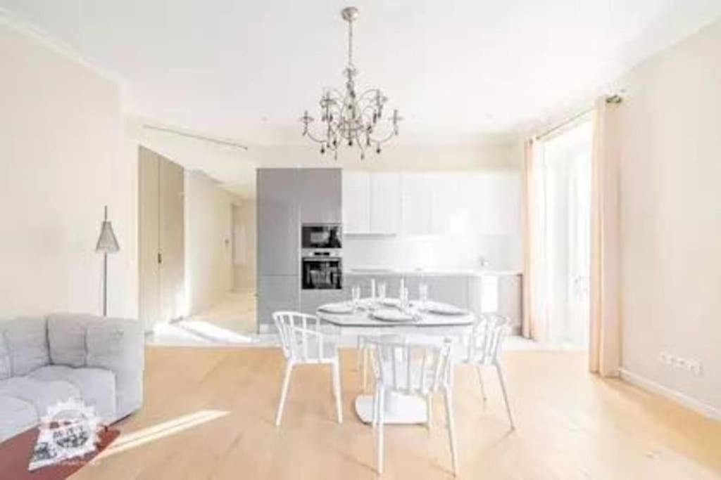 Luxuriously Furnished Bright Newly Renovated Oasis Nice