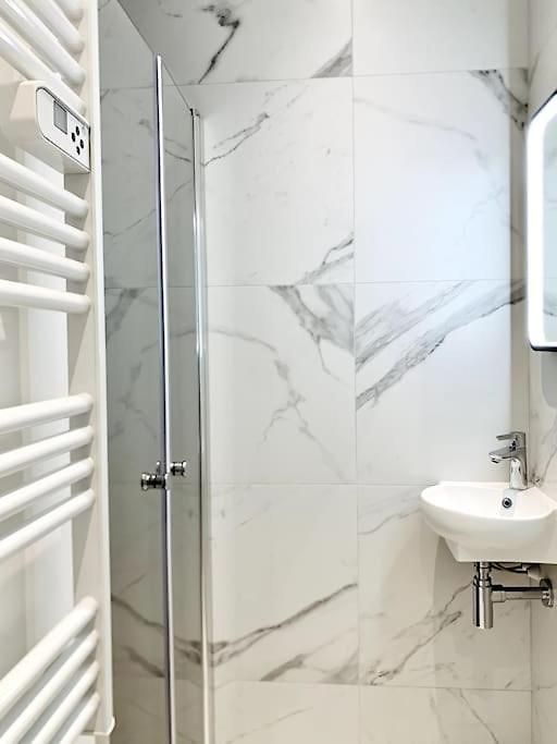 Luxuriously Furnished Bright Newly Renovated Oasis Apartment