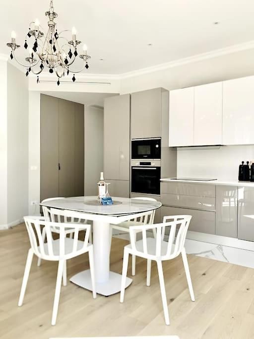 Luxuriously Furnished Bright Newly Renovated Oasis Apartment Nice