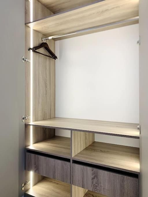 Luxuriously Furnished Bright Newly Renovated Oasis Apartment