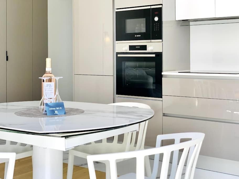 Luxuriously Furnished Bright Newly Renovated Oasis Apartment *