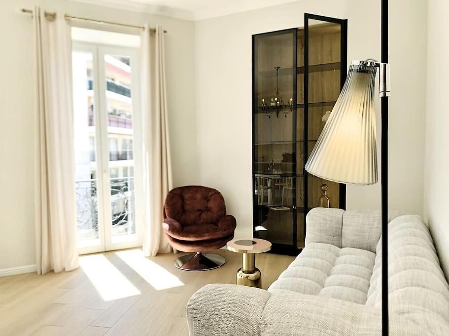 Luxuriously Furnished Bright Newly Renovated Oasis Apartment *