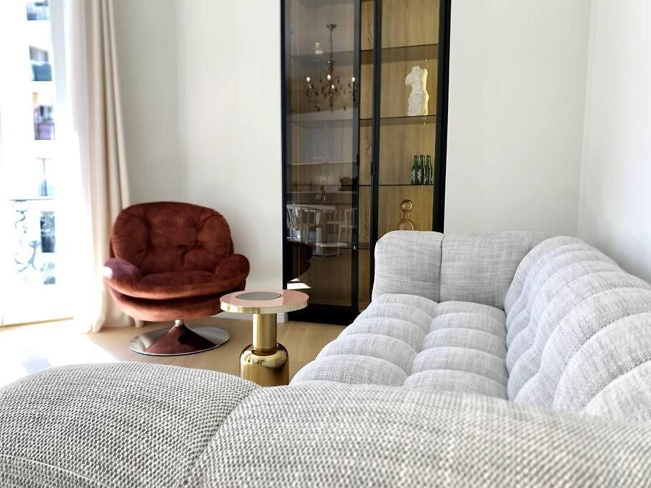 Luxuriously Furnished Bright Newly Renovated Oasis