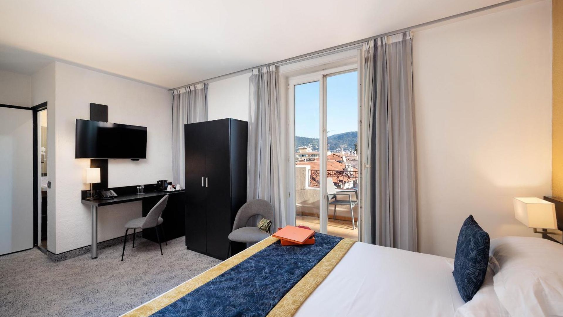 Western Massena Hotel 4*